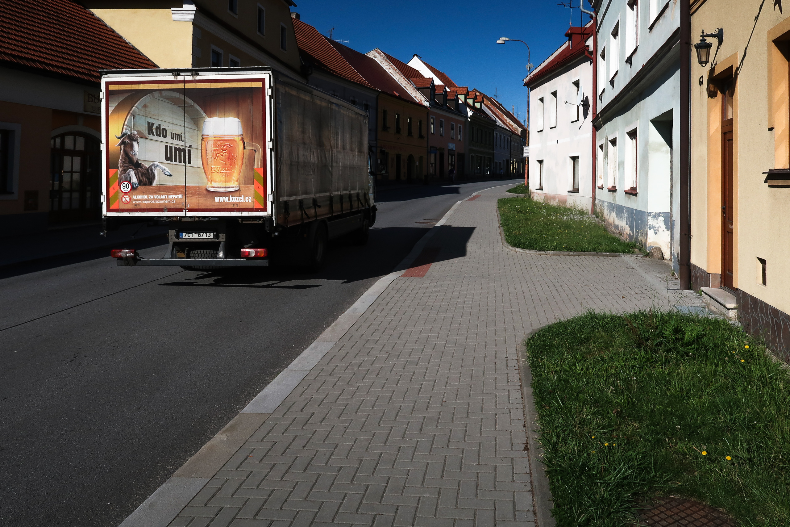 Der Kozel-Bierlaster in der Ortsdurchfahrt: „Wer's kann, der kann's“